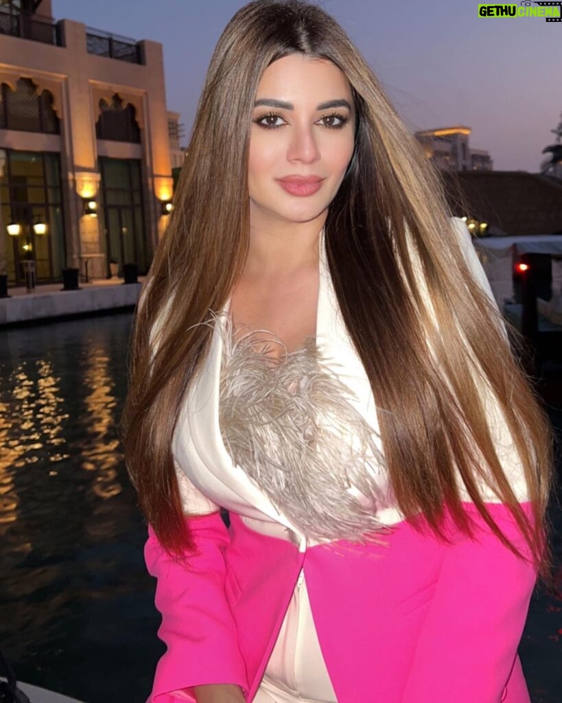 Kainaat Arora Instagram - White or pink ??? . . . . . #kainaatarora Talent manager : @business.manager_kainaat Mina A' Salam hotel at Madinat Jumeirah - the Arabian Resort