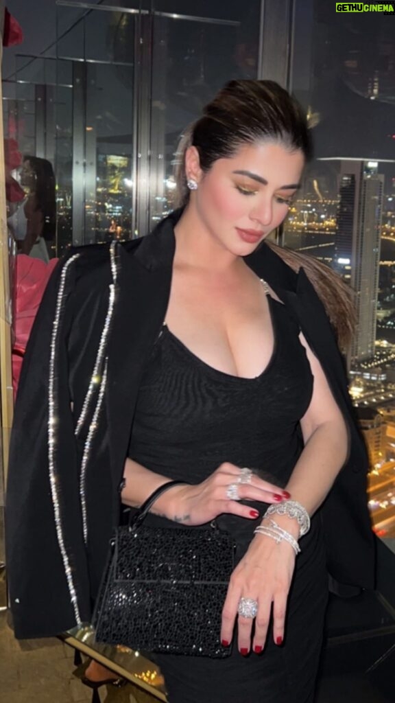 Kainaat Arora Instagram - Earth and sky, woods and fields, lakes and rivers, the mountain and the sea, are excellent schoolmasters, and teach some of us more that what we could learn from books.” – John Lubbock . . . . . #kainaatarora #kainnataroraa #travelstyle #BlackSeries