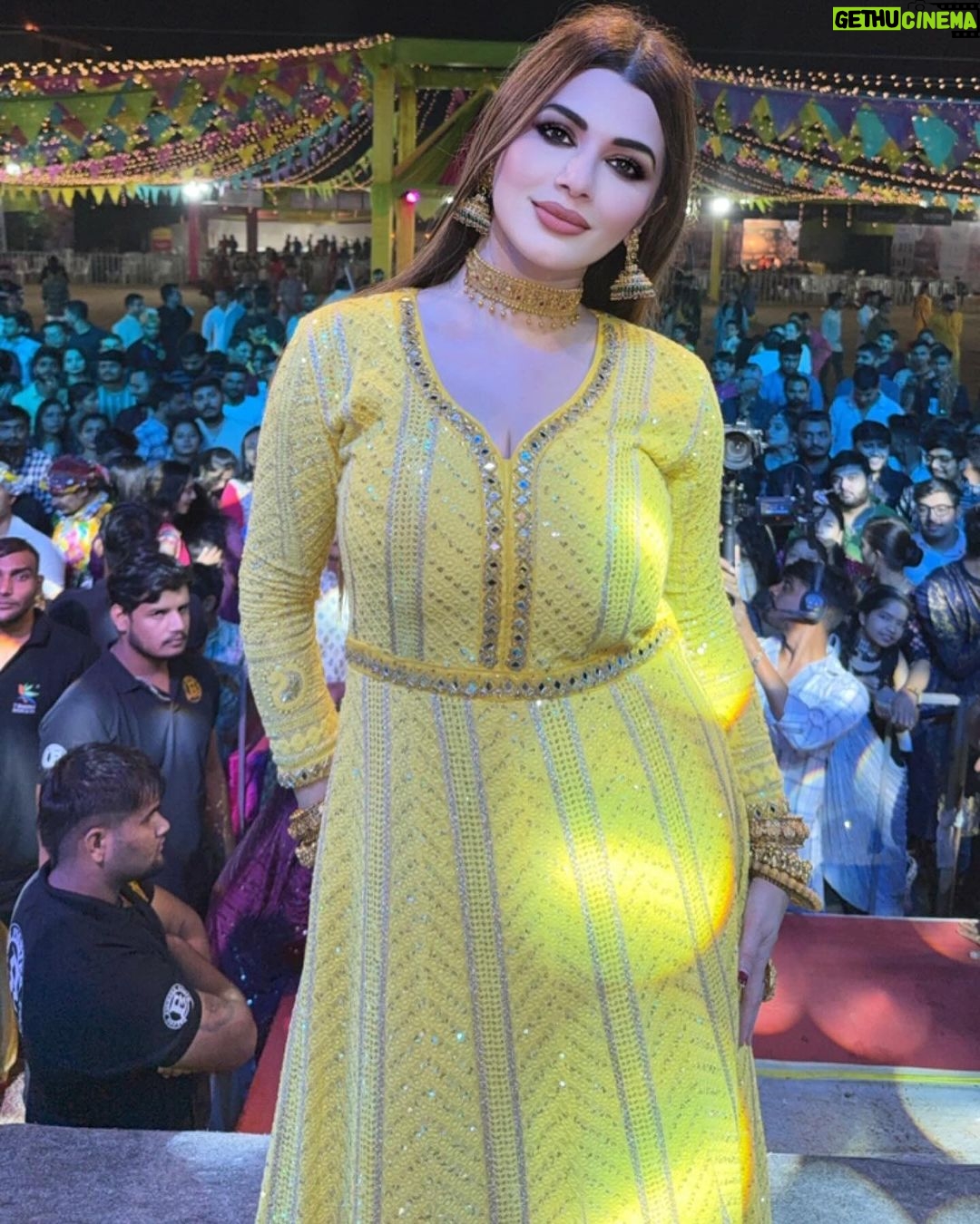 Kainaat Arora Instagram - Kainaat Arora live #Jamnagar . Last night scenes … . Thank you #gujrat #jamnagar for Being So loving always .. indebted for life .. . . Talent manager : #priyankShah @business.manager_kainaat . #kainnataroraa #kainaatarora #kainaataroraupdates #workstories #workscenes #dandiya #byebyenavratri2023 #byebyenavratri #kainaataroralive #kainaatarorafans