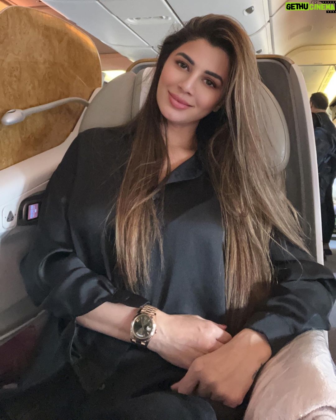 Kainaat Arora Instagram - Another day Another ✈️ ✈️✈️ . . . #kainnataroraa #kainaatarora #flyingtime #travelscenes #goodtimes Emirates A380 Business class