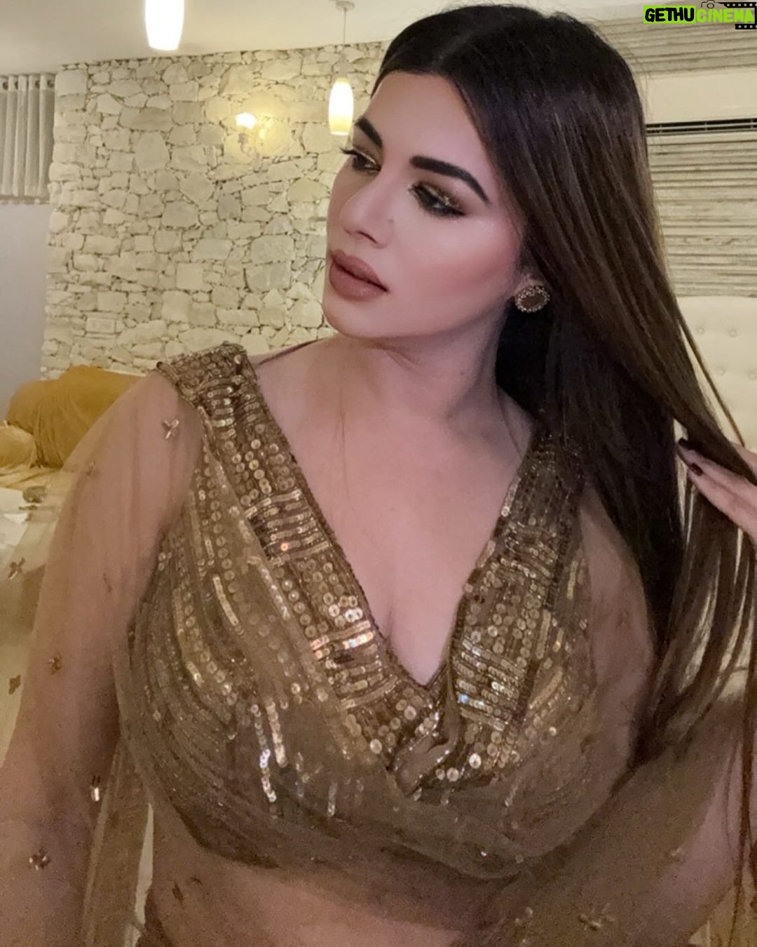 Kainaat Arora Instagram - Hopelessly.. Passionately.. loving Being Me .. π . . . . π· : @business.manager_kainaat Talent manager : #Priyankshah Designer #bharatandreshma @bharat_reshma #workscenes #appearance #kainaatarora