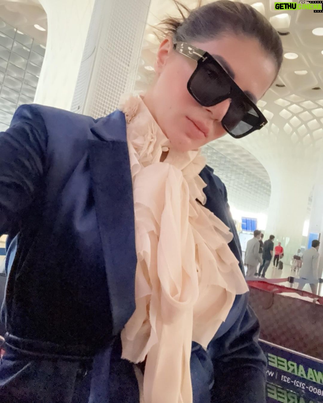 Kainaat Arora Instagram - ✈️ Diwali Vibing ✈️ . . . . . #kainaatarora #kainnataroraa 💫💫💫