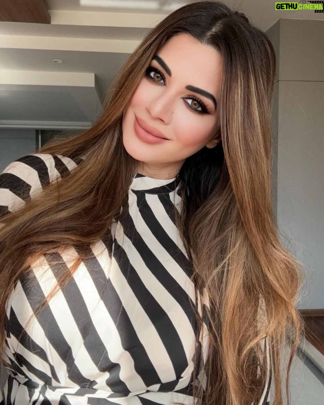 Kainaat Arora Instagram - Chal Terey IshQ Mai Pardd Jaatey Hai Phirr se Ikk baar bikharr jaatey hai .. chal Terey IsQ mai Pardd Jaatey Hai ππ€π©· Hum unn mai se Nahi Jo Rahon Mai Kahi, bichharrd Jaatey Hai π Chal Terey IshQ Mai Parr jaatey hai ππβ€οΈβπ₯β€οΈβπ₯β€οΈβπ₯β€οΈβπ₯ . . . . Talent manager : #PriyankShah π·: @business.manager_kainaat #kainaatarora #kainnataroraa #workscenes #actorslife #instafashion