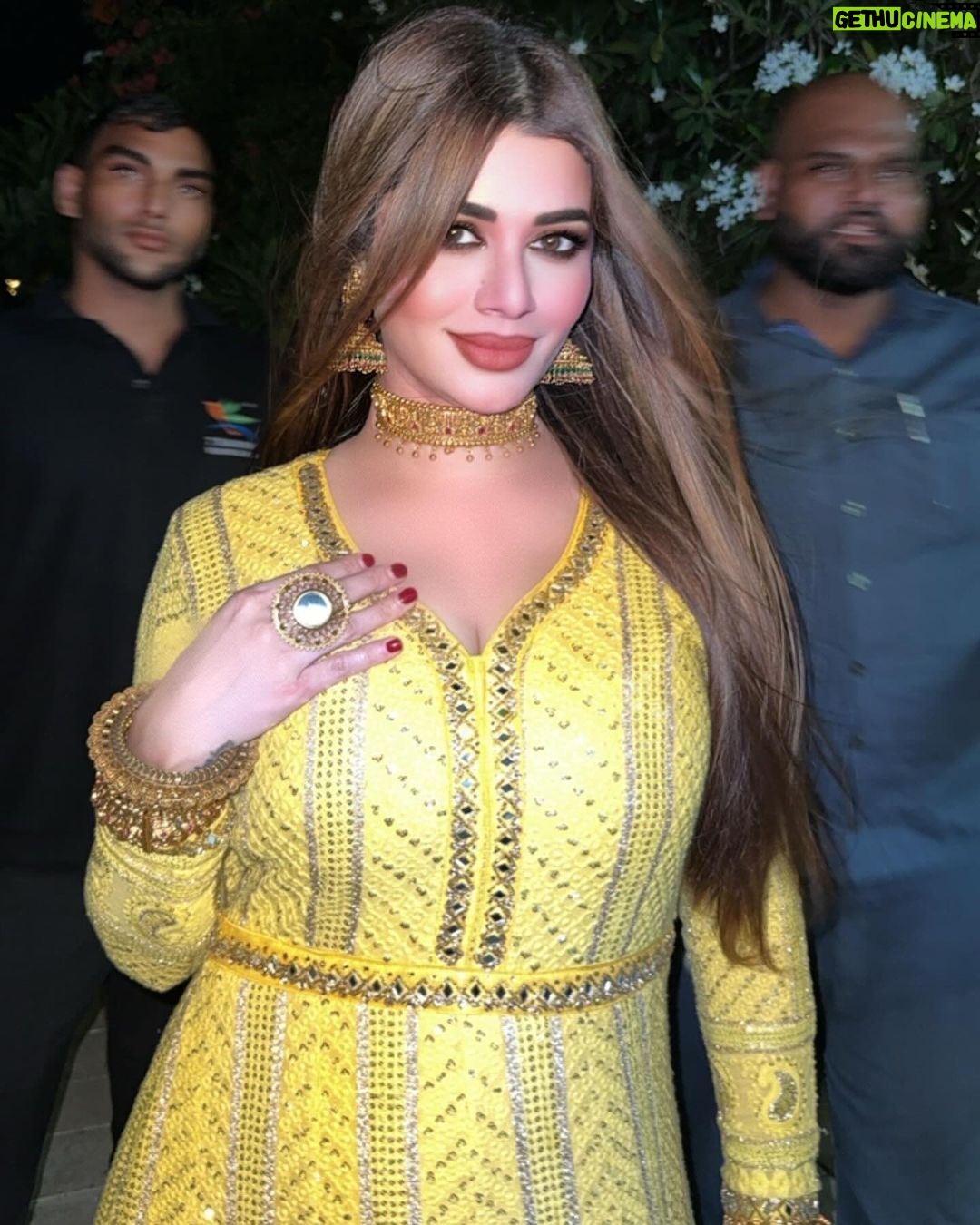 Kainaat Arora Instagram - Kainaat Arora live #Jamnagar . Last night scenes … . Thank you #gujrat #jamnagar for Being So loving always .. indebted for life .. . . Talent manager : #priyankShah @business.manager_kainaat . #kainnataroraa #kainaatarora #kainaataroraupdates #workstories #workscenes #dandiya #byebyenavratri2023 #byebyenavratri #kainaataroralive #kainaatarorafans