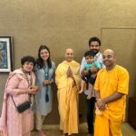 Kajal Aggarwal Instagram - Couldn’t be more grateful for this experience 😍 thank you @nityanand_charan_das Prabhuji for facilitating our lovely, long and intense conversation with Maharaj @radhanathswami ji ♥️ what a meaningful countdown to end the year ! #grateful #spiritualnourishment
