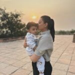 Kajal Aggarwal Instagram - When Bubble visits me on set 😍🤩♥️ #mywholeheart