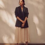 Kajal Aggarwal Instagram - Black 🎀 is a vibe. Outfit - @divyammehta Jewellery - @amrapalijewels Style - @archamehta Team - @rashmi_angara Makeup - @vishalcharanmakeuphair Hair - @divya.naik25 Photographer - @arifminhaz