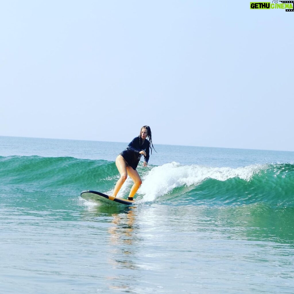 Kalki Koechlin Instagram - Back on the board #afteralongtime #gettingmycoreback #morningsontheshore @surfinggoa Photo @nishadutane