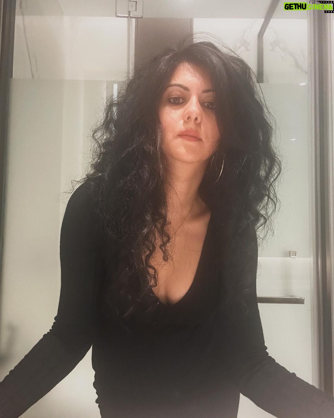 Kamna Jethmalani - 19.4K Likes - Hey….
Long time no see🖤🖤🖤