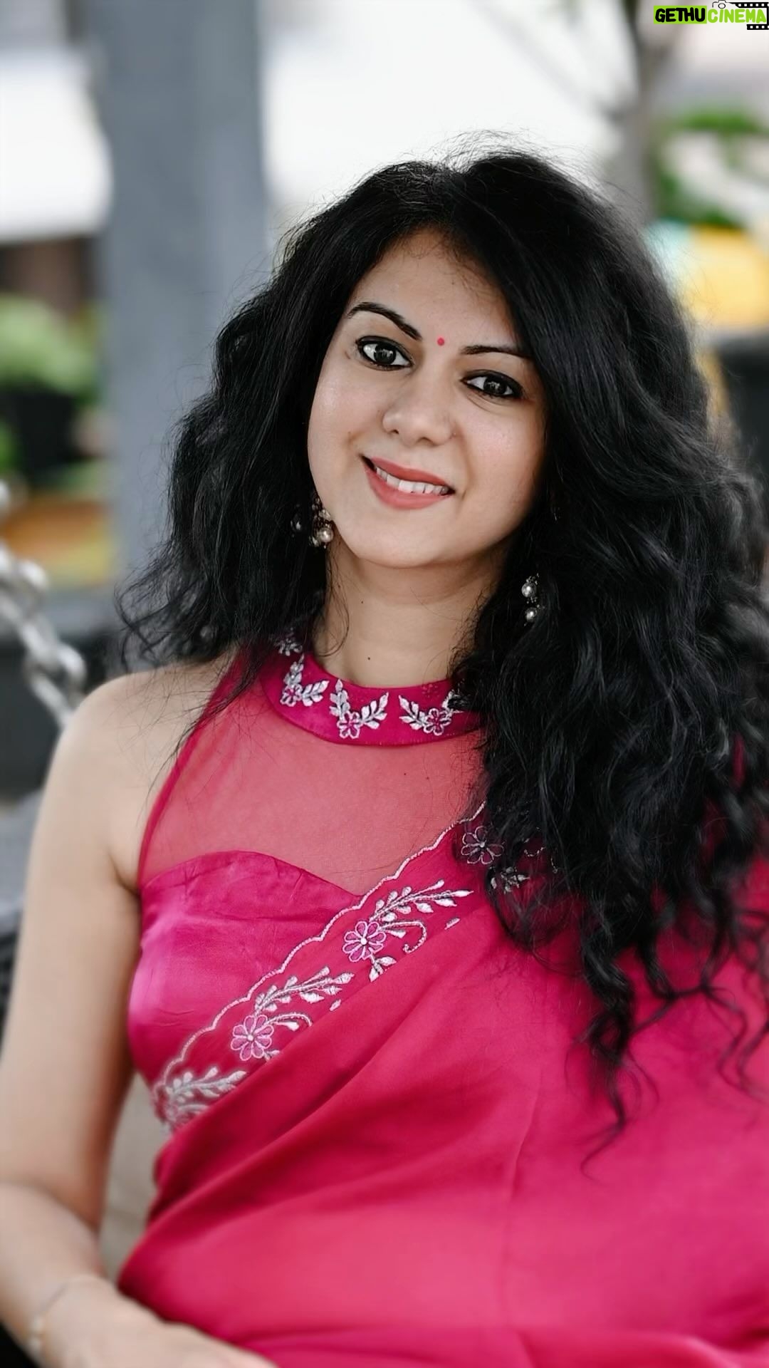 Kamna Jethmalani Instagram - How much I love wearing sarees especially when itโs pinkkkkkkk! Thank you @komati_srinivasarao for designing this beautiful piece for me ! Absolutely comfortable and yet so classy! Enjoyed wearing it ! Saree - @komati_srinivasarao Hair and makeup- me ๐ Shot by - @jobin_clickart