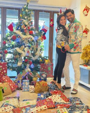 Kanchi Kaul Instagram - From our hearts to yours , Sending heaps of festive fun and joy your way! May your Christmas be filled with laughter, love, and the magic of the season. 🎅🎉 #MerryAndBright #merrychristmas #favouritetimeofyear 🎄💚🎄💚🎄💚