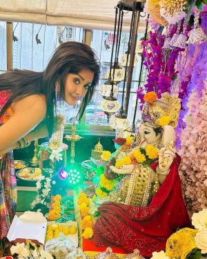 Kanchi Singh Instagram - Happy Ganesh Chaturthi #25thyearitis #ganeshchaturthi2023🌸
.
.

Styled by- @yashasvisingh19
Wearing- @bawreefashions
Outfit pr- @fd_mikita_fabricate