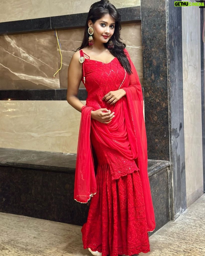 Kanchi Singh Instagram - You in the mood for some red?