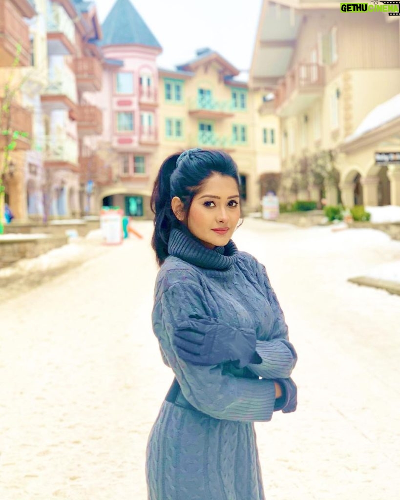 Kanchi Singh Instagram - Cold weather warm wishes .. . . #cold #weather#snow#throwback#canada🇨🇦 Sun Peaks Ski Resort, Canada