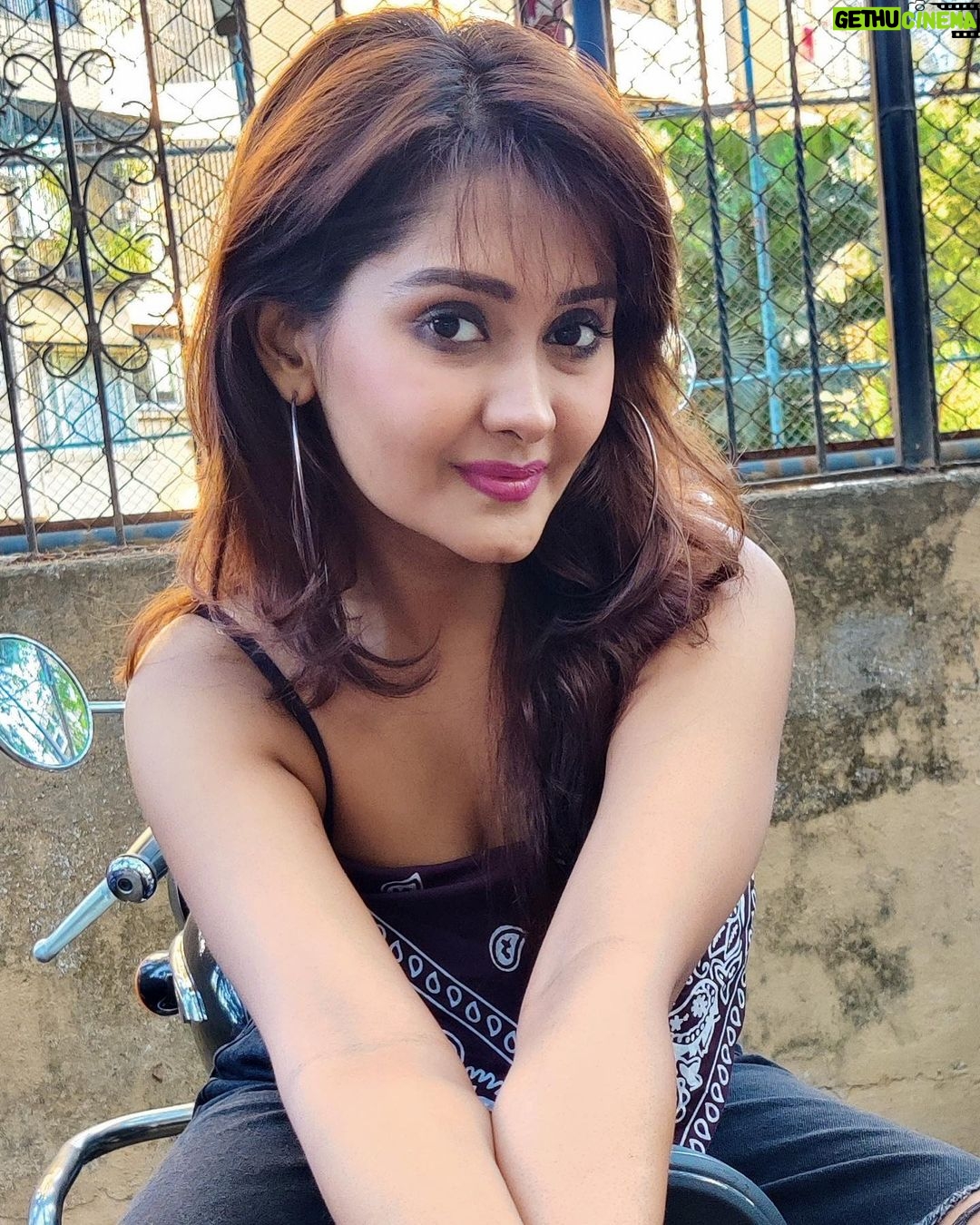 Kanchi Singh Instagram - Chale….. ? 🏍️ #raw