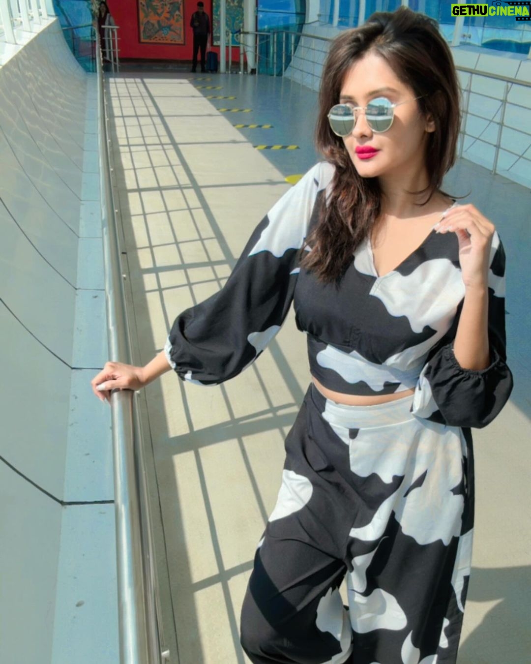 Kanchi Singh Instagram - Life in monochrome 🤍🖤🤍🖤🤍🖤