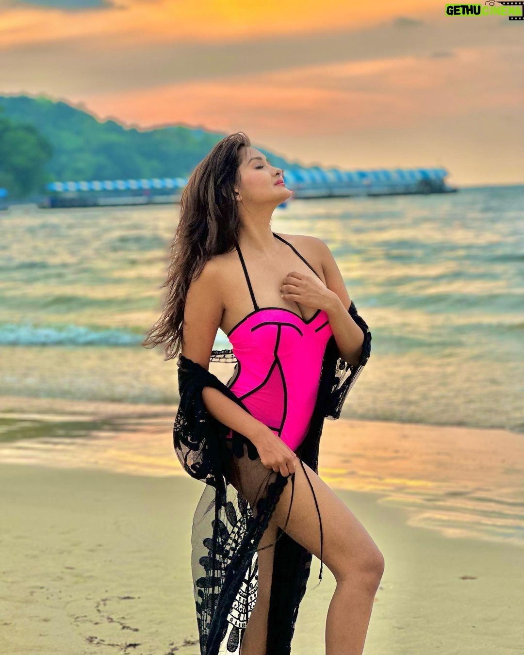 Kanchi Singh Instagram - Once in a while blow your own damn mind😉 Patong Beach, Phuket.(หาดป่าตอง ภูเก็ต)