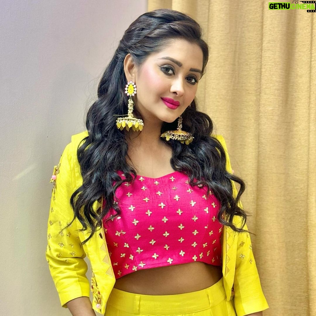 Kanchi Singh Instagram - Radiating happiness, spreading smile😌