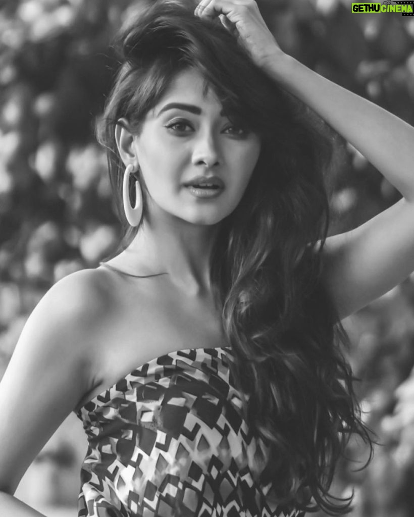 Kanchi Singh Instagram - Black and white are not sad, it’s poetic . . Check out my look, I have added Link in Bio. @amazonfashionin sale is on, grab the best deals on beauty and fashion at unbelievable discount and gear up for the next season in style. Also i am so excited to share with you all that amazon freedom sale has started from 6 August and is on till 10 August and i can't wait to reveal the best of fashion and beauty products on sale.. Link in bio.... #AzaadiKaTyoharWithAmazon #greatfreedomfestival #primeearlyaccess #primemember #primebenefits #lifeisbetterwithprime #joinprimenow#collab @amazondotin #getstyledwithamazon#amazonfashion #amazonbeauty @amazonfashionin #AD #collab #amazontoppicks #lifeisbetterwithprime
