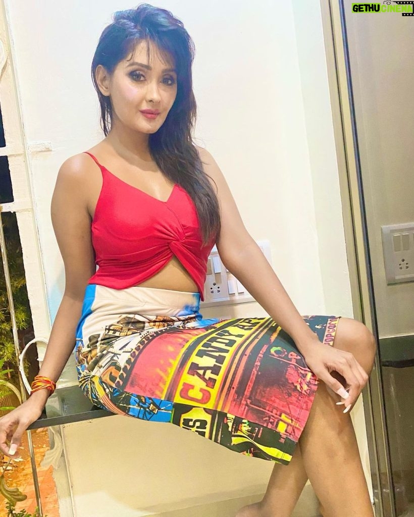 Kanchi Singh Instagram - Was just feeling Hot 🔥 . . prime early access is on 22nd and Amazon great indian festival starts from 23rd September in their #AmazonGreatIndianFestival #AmazonSeLiya #HarPalFashionable #AmazonFashion #AmazonBeauty @amazonfashionin