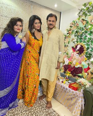 Kanchi Singh Instagram - Positivity and love! #GanpatiBappa #BappaIsBack
.
.

Styled by:- @yashasvisingh19
Wearing:- @labelyogitakadam