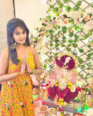 Kanchi Singh Instagram - Positivity and love! #GanpatiBappa #BappaIsBack
.
.

Styled by:- @yashasvisingh19
Wearing:- @labelyogitakadam