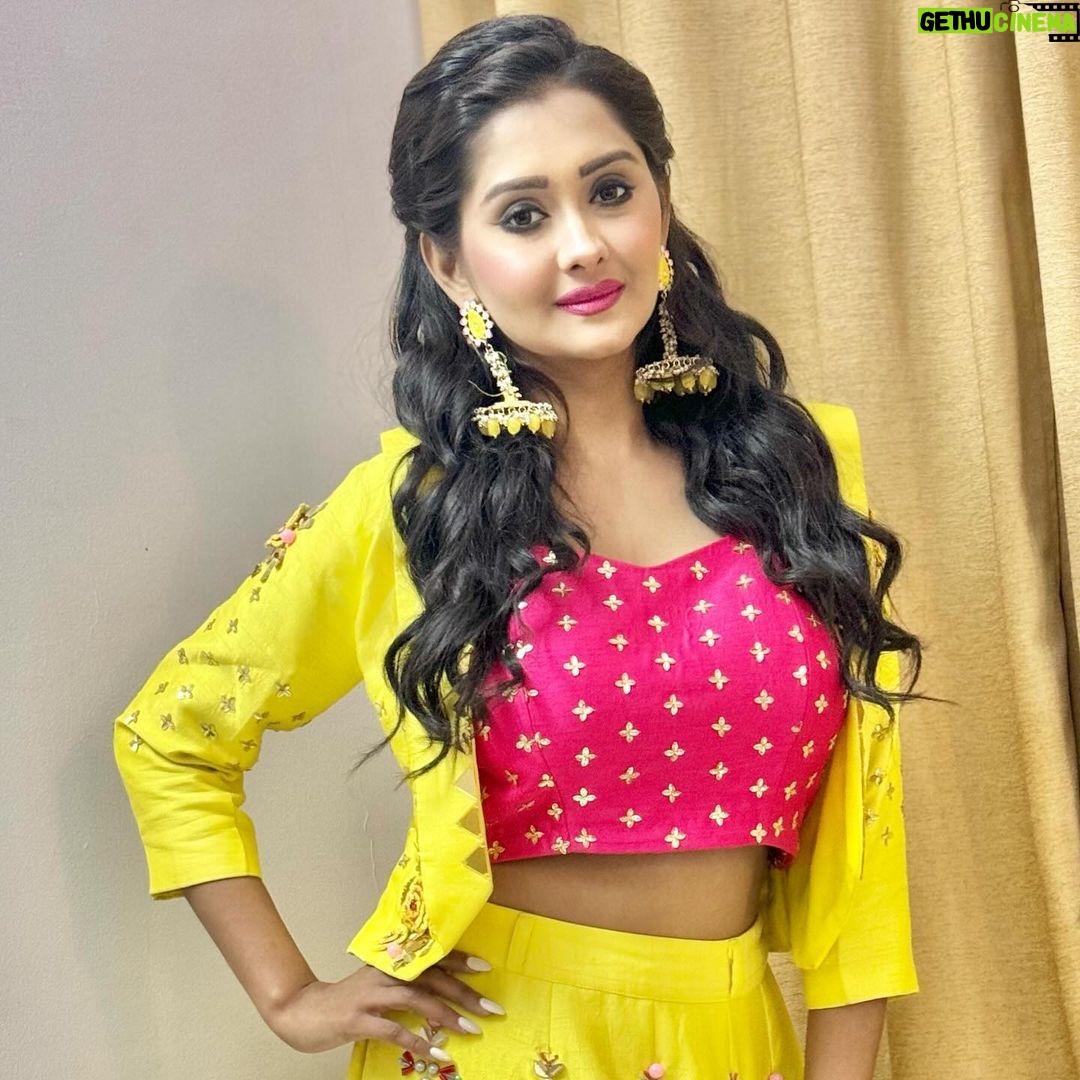 Kanchi Singh Instagram - Radiating happiness, spreading smile😌