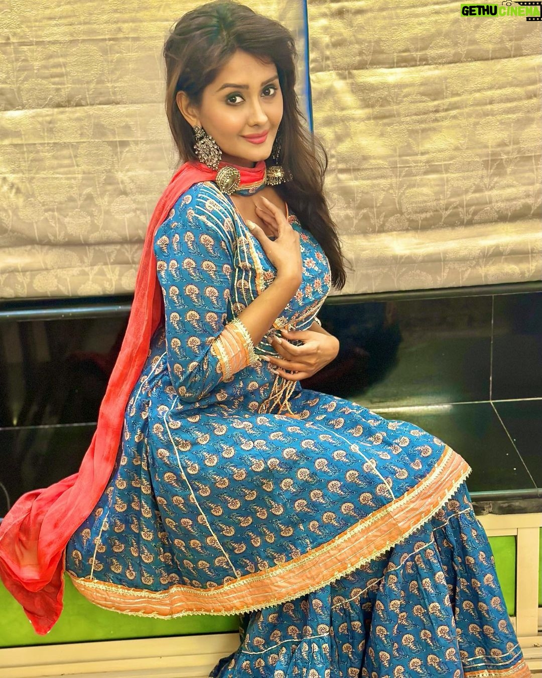 Kanchi Singh Instagram - Bet you like this ππβΊοΈ . . #indianwear #ethnicwear #ethnicfashion