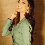 Kanikka Kapur Instagram - Celebrating every win. 💚 Dono trailer launch! Kudos to these amazing people Make up: @deven_85 Hair: @jollysingh17 Stylist: @anamikajain__ Outfit: @aveka.in Photographer : @akshayphotoartist Jewellery: @aquamarine_jewellery #dono