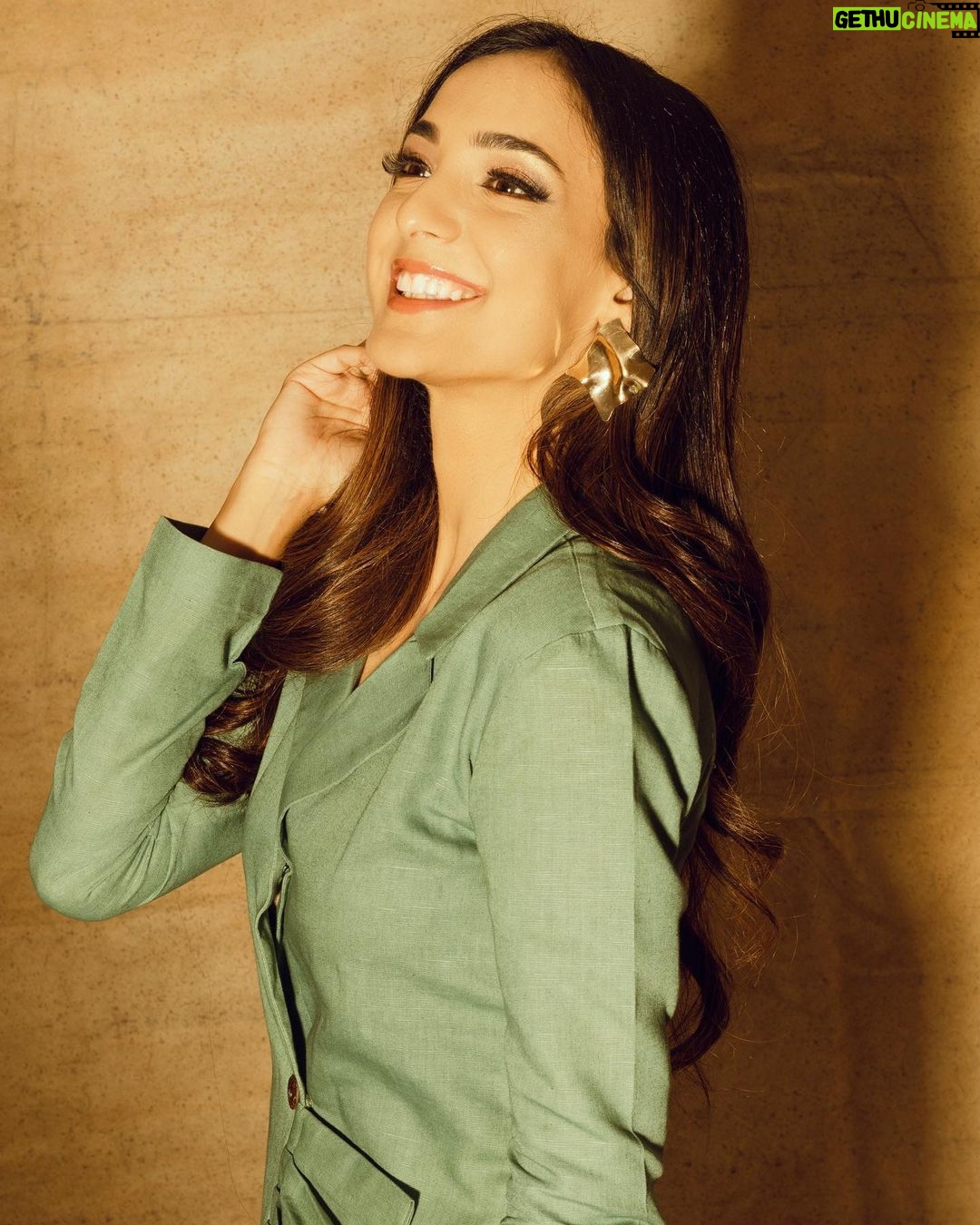 Kanikka Kapur Instagram - Celebrating every win. ๐ Dono trailer launch! Kudos to these amazing people Make up: @deven_85 Hair: @jollysingh17 Stylist: @anamikajain__ Outfit: @aveka.in Photographer : @akshayphotoartist Jewellery: @aquamarine_jewellery #dono