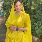 Kanikka Kapur Instagram - Hello yellow! 🌻 Make up @makeovrbyshivani Hair @jollysingh17