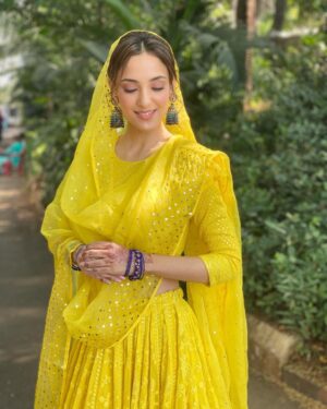 Kanikka Kapur Instagram - Hello yellow! 🌻 

Make up @makeovrbyshivani 
Hair @jollysingh17