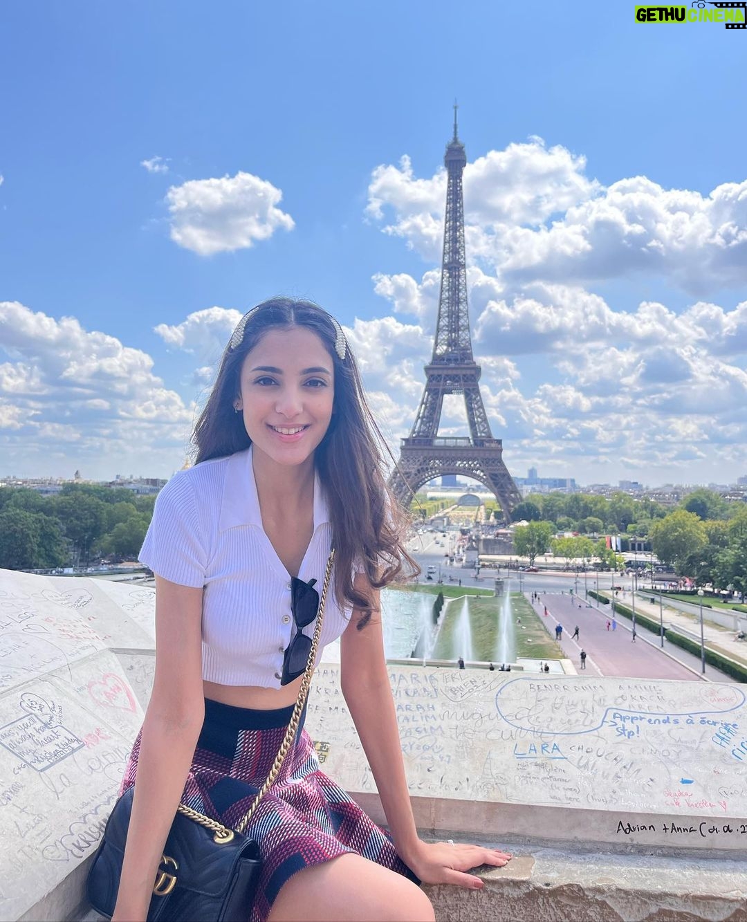 Kanikka Kapur - 67.3K Likes - You had me at Bonjour! 🤍