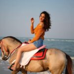Kanikka Kapur Instagram – May the horse be with you! 

Many thanks to 
Captured by @kkulsumsyeda 
Make up by @makeovrbyshivani 
Hair by @jollysingh17
