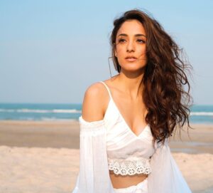 Kanikka Kapur Instagram - Stay wild, ocean child 🐬 

A special thank you to these lovelies -
Captured by @kkulsumsyeda 
Make up by @makeovrbyshivani 
Hair by @jollysingh17