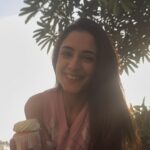 Kanikka Kapur Instagram - Get smelling like a cupcake with the Vanilla Vibes Collection by @plumbodylovin 💜✨ The body oil is enriched with 9 nourishing oils that provide intense moisture and an instant glow. Post that, I like to layer my skin with the body mist, the fragrance lasts for upto 3 hours and makes me smell fab! 🧁 You could use my coupon code *KAN15* and get your hands on the Vanilla Vibes collection & get winter glowin’! <3 #collaboration #plumbodylovin #vanillavibes #smelllikeacupcake