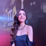 Kanikka Kapur Instagram - ITA night! 🖤 Big thank you - Make up - @makeovrbyshivani Hair - @jollysingh17 Styling - @prashantmangasuli Jewellery - @antarajewellery Manager - @sidd_parmar2001