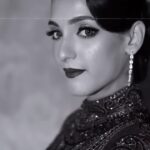 Kanikka Kapur Instagram - Draw the Cat Eye Sharp Enough to kill a Man- Taylor Swift. ————————————————— Upgrade your portfolio and learn trending bridal looks! Last 3 Days to Avail the Early Bird Discount of flat ₹30,000/- Last Day to AvailCome join our Masterclass “The Bridal Ensemble” to learn and upgrade your make up skills and get 3 Professional Portfolio Photoshoots by an Industry Expert. Starting 12th December Ensemble- @itsombysomya Jewellery- @latique.in Hairstylist- @akshbirla.hair Photographer- @shutterstrings Backdrop- @azuriindiabackdrop