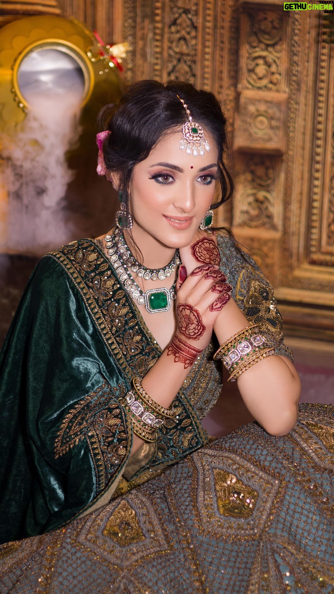 Kanikka Kapur - 75.5K Likes - My reel describe how beautiful she is @kanikkakapur You are Gorgeous♥️
Mua :- @eram_makeovers
In Frame :- @kanikkakapur
Outfit:- @mahavirweddingcouture
Jewellery:- @sangini_accessories
Photographer:- @anil_yadav_photography
Heena:- @soni_moni_mehendiofficial
Video edit by Sarang Khanna