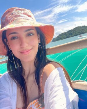 Kanikka Kapur Instagram - May our hearts be as warm as this day! ☀️