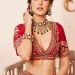 Kanikka Kapur Instagram - With Intensive Intricacy, a cinematic touch & some theatrical flair, I present to you my Signature Bridal Look ♥️ Outfit- @jjvalaya Jewellery- @jagdishjewellerschandigarh x @jjvalaya Muse- @kanikkakapur Hair- @hairbydablu Wouldn’t have been possible without @ranyanarulaa