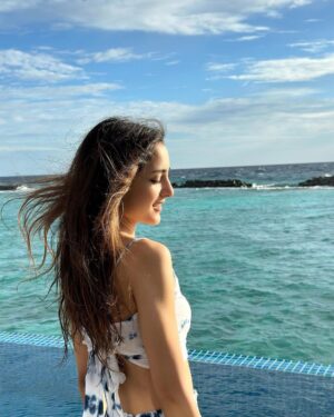 Kanikka Kapur Instagram - My kinda blues 🐳