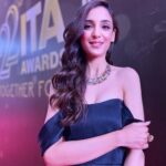 Kanikka Kapur Instagram - ITA night! 🖤 Big thank you - Make up - @makeovrbyshivani Hair - @jollysingh17 Styling - @prashantmangasuli Jewellery - @antarajewellery Manager - @sidd_parmar2001