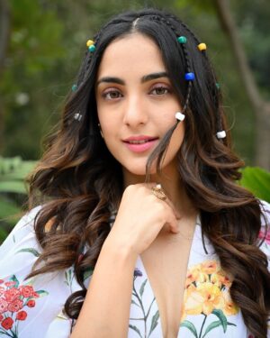 Kanikka Kapur Instagram - Immature 3 promotions feat. Guldasta 💐 

Shot by @ronakdave_ 
Make up @khan_makeover_0001 
Hair @rehanakhan156786 
Styled by @anamikajain__
Team @esha_baldota 
Outfit by @aveka.in 
Earings: @upakarna 
Rings:  @nihiraa_india