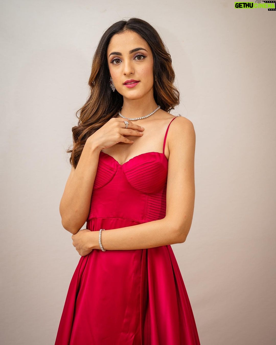 Kanikka Kapur Instagram - Dono premiere 🎥🍿 Shot by: @ronakdave_ Styled by: @anamikajain__ Assisted by :@cosmo_bydivya Make up by : @khan_makeover_0001 Hair by : @supriya____tambe Outfit by : @worldofasra Jewellery by: @hybajewels Footwear by : @oceedeeshoes