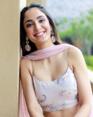 Kanikka Kapur Instagram - Be you & own it! 🌸 

Shot by @suresh__rathnayake 
Styled by @snehaasnani09 
Jewellery @saydajewels @considerdoneindia 
Hair and Make up @manju19901 @sheyamalijayaweera