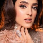 Kanikka Kapur Instagram - The look taught on day 3 of My Masterclass 🤍 Transforming faces into canvases, my makeup artistry is a fusion of creativity and precision. Every brushstroke tells a unique story, unveiling the beauty within.” Shots taken at the amazing GBar at @thegrandnewdelhi 💫🥂 Join my 1 day , 2 looks Online Makeup Masterclass on 8th October 2023. Makeup @makeupbypratiba Hairstylist @kamysharmahair In frame, my gorgeous @kanikkakapur Jewellery @shriramjewellersgurgaon The Grand New Delhi