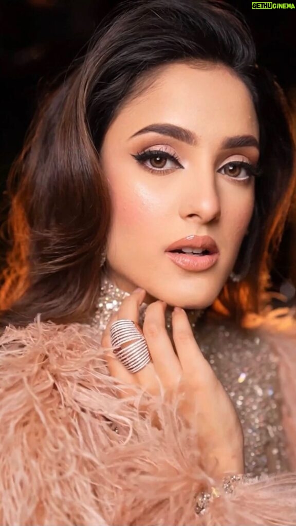 Kanikka Kapur Instagram - The look taught on day 3 of My Masterclass 🤍 Transforming faces into canvases, my makeup artistry is a fusion of creativity and precision. Every brushstroke tells a unique story, unveiling the beauty within.” Shots taken at the amazing GBar at @thegrandnewdelhi 💫🥂 Join my 1 day , 2 looks Online Makeup Masterclass on 8th October 2023. Makeup @makeupbypratiba Hairstylist @kamysharmahair In frame, my gorgeous @kanikkakapur Jewellery @shriramjewellersgurgaon The Grand New Delhi