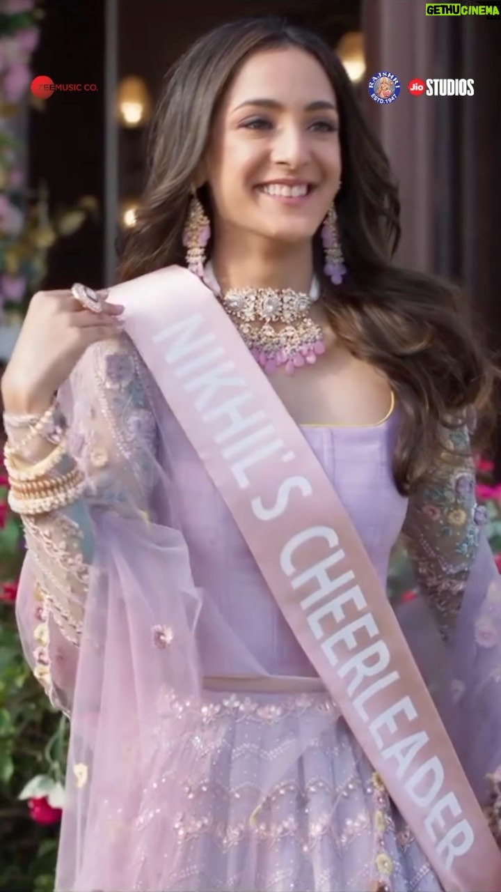Kanikka Kapur Instagram - The shaadi season is here and so is the festive song of the year! Get ready to groove! Dance floor pe Agg Lagdi on 15th September π₯ #StayTuned Directed by @avnish.barjatya Starring @the_rajveer_deol @palomadhillon Music @shankarehsaanloy | Lyrics @kamil_irshad_official | DOP @chirucam @kanikkakapur @rohankhurana7 @adiinandaa @manikpapneja @poojan_chhabra @rajshrifilms @officialjiostudios @donothefilm @zeemusiccompany #donothefilm