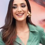 Kanikka Kapur Instagram - Alina kaafi khush lag rahi hai! Dono trailer launch 🤍 @donothefilm Outfit: @aveka.in Jewellery: @aquamarine_jewellery Stylist: @anamikajain__ Hair: @jollysingh17 Make up: @deven_85